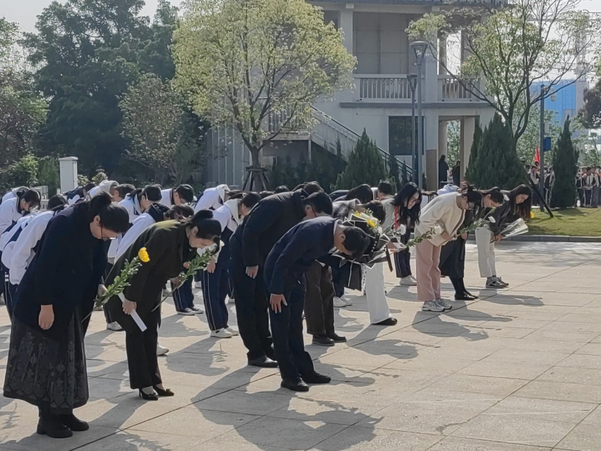 鞠躬缅怀.jpg